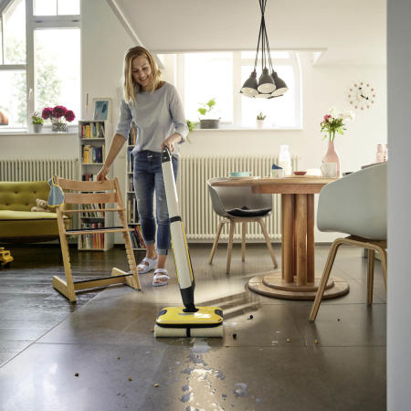Hartbodenreiniger FC 7 cordless Esstisch